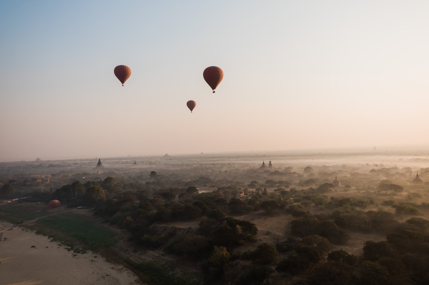 Sonnenaufgang über Bagan vom Ballon aus